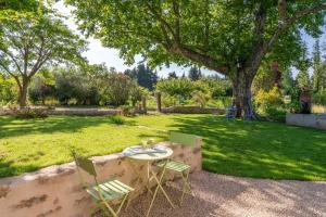 een tafel en twee stoelen in een tuin bij Studio à la campagne in Sarrians