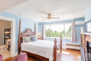 - une chambre avec un lit et une fenêtre dans l'établissement Echo Mountain Inn, à Hendersonville