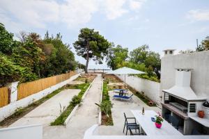 an overhead view of a patio with tables and chairs at Rise & Shine Apartment 2 in Áyios Spirídhon