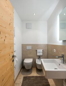 ein Bad mit einem WC und einem Waschbecken in der Unterkunft Ciasa Agreiter in Stern