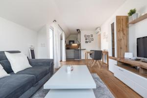 - un salon avec un canapé et une table dans l'établissement Grüne Ruhelage, 20 Minuten ins Zentrum und Parkgarage, à Vienne