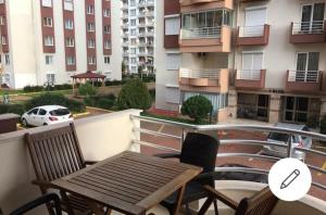 een balkon met een tafel en stoelen en een gebouw bij Antalya Guest Home in Antalya