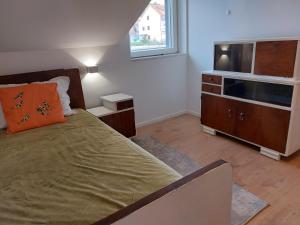 a bedroom with a bed and a flat screen tv at Apartmani Elisa in Stari Grad