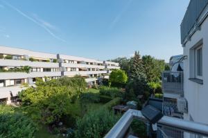 ariale Aussicht auf ein Apartmenthaus mit Garten in der Unterkunft Grüne Ruhelage, 20 Minuten ins Zentrum und Parkgarage in Wien