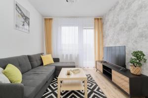 Televízia a/alebo spoločenská miestnosť v ubytovaní Family Apartment Kamienna with Balcony 1,5 km to Wroclavia by Noclegi Renters