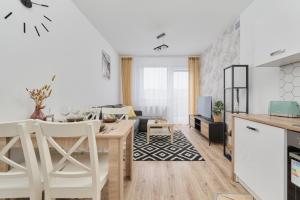 Kuchyňa alebo kuchynka v ubytovaní Family Apartment Kamienna with Balcony 1,5 km to Wroclavia by Noclegi Renters