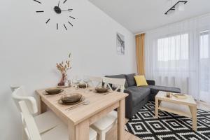 Posedenie v ubytovaní Family Apartment Kamienna with Balcony 1,5 km to Wroclavia by Noclegi Renters