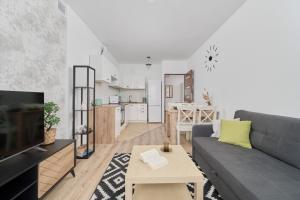 Televízia a/alebo spoločenská miestnosť v ubytovaní Family Apartment Kamienna with Balcony 1,5 km to Wroclavia by Noclegi Renters