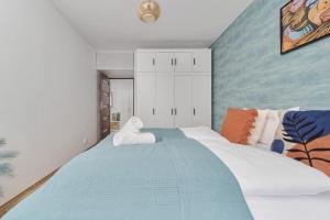 Posteľ alebo postele v izbe v ubytovaní Family Apartment Kamienna with Balcony 1,5 km to Wroclavia by Noclegi Renters