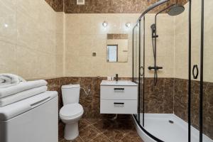 Kúpeľňa v ubytovaní Family Apartment Kamienna with Balcony 1,5 km to Wroclavia by Noclegi Renters