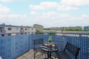 Balkón alebo terasa v ubytovaní Family Apartment Kamienna with Balcony 1,5 km to Wroclavia by Noclegi Renters