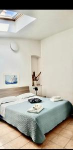 una camera da letto con un letto con una persona che salta in aria di Appartamento 5terre Portovenere a Portovenere