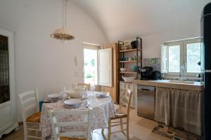 A kitchen or kitchenette at Trulli Audendum