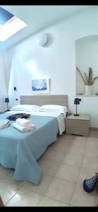 um quarto com uma cama grande e um cobertor azul em Appartamento 5terre Portovenere em Portovenere