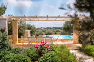 The swimming pool at or close to Trulli Audendum