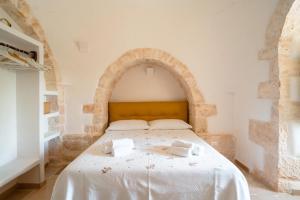 A bed or beds in a room at Trulli Audendum Még 34 kép