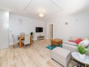 un salon avec un canapé et une table dans l'établissement Brand-New Trendy 2BR in the Vibrant Town Centre - Pass the Keys, à Reading