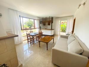 a living room with a couch and a table at Villa urbana con Piscina en Playa den Bossa in Ibiza Town