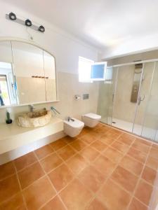 a bathroom with two toilets and a shower at Villa urbana con Piscina en Playa den Bossa in Ibiza Town