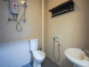 Hotel Orchard Inn في لوموت: حمام مع مرحاض ومغسلة