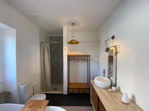 的住宿－Breakfast Under A Tree Apartamento，一间带两个盥洗盆和淋浴的浴室