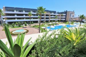 Bazén v ubytování Premium apartment @ Flamenca Village with pool view VDE-137 nebo v jeho okolí