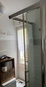 La salle de bains est pourvue d'une douche en verre et d'une fenêtre. dans l'établissement Villa Bourgoise chez Perette à 7 mn en voiture de la croisette, à Cannes