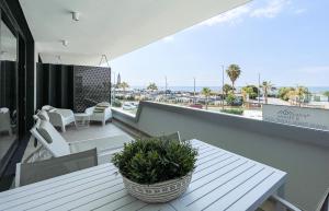 a balcony with a table and chairs and a view of the ocean at Sealine Vidorra in Torrox Costa