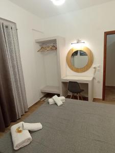 1 dormitorio con 1 cama con 2 toallas en Villa Sandra, en Panormos Skopelos