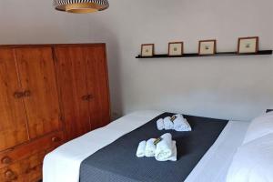 ein Schlafzimmer mit einem Bett mit weißen Schuhen darauf in der Unterkunft Casa Lino in Volterra