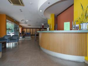 Hotel Orchard Inn في لوموت: لوبي مستشفى مع كونتر وكراسي