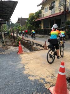 un grupo de personas montando bicicletas alrededor de conos naranjas en Forum House Hotel Krabi en Krabi