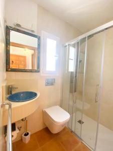 Foto dalla galleria di Villa Los Robles en Playa den Bossa con Piscina Privada a Ibiza Città Altre 11 foto