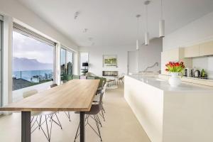 Cuisine ou kitchenette dans l'établissement Outstanding Property With Spectacular Views