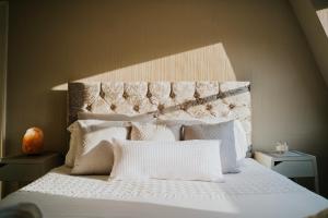 Ліжко або ліжка в номері Roman Penthouse- Skyline Views, 4K TVs, Parking, 5G WIFI and more!