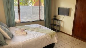 a bedroom with a bed with two towels on it at Eye Sea View in Margate