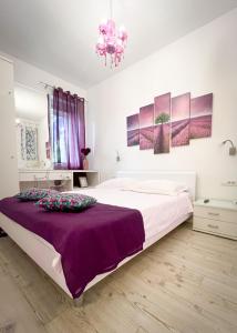 Un dormitorio con una cama grande y una lámpara de araña. en My Place Apartments de Luxe, en Split
