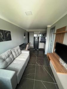 un soggiorno con divano e una cucina di Apartamento de Alto Padrão Recém Inaugurado a Campina Grande