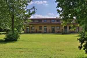 un gran edificio con un campo de césped delante de él en Agriturismo Oasi Bettella, en Limena