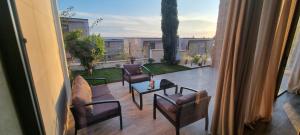 - un balcon avec des chaises et une table dans l'établissement Private Villa at Olea Luxury Resort, à Dhërmi