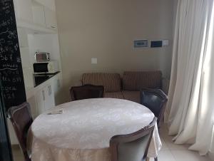 eine Küche mit einem Tisch und einem Sofa in einem Zimmer in der Unterkunft La rue de Rox in Corrientes