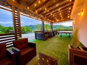 - une terrasse couverte avec une table de billard et des chaises dans l'établissement Bigala Ocnele Mari, à Ocnele Mari