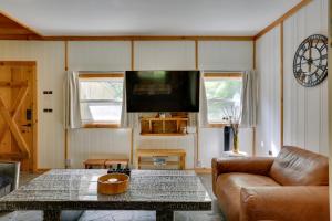uma sala de estar com um sofá e uma mesa em Private Cabin Rental in the Catskill Mountains! em Hamden