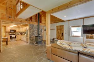 uma sala de estar com um sofá e um fogão em Private Cabin Rental in the Catskill Mountains! em Hamden