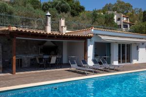 eine Villa mit einem Pool und einem Haus in der Unterkunft Green Villa Aegina in Aegenitissa