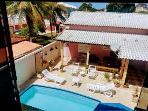 an aerial view of a house with a swimming pool at Hospedagem Clã dos Couto - Pousada in Saquarema