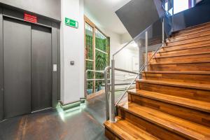 un pasillo con escaleras de madera en un edificio en Chueca Gran Via Recoletos Libertad 24 8 en Madrid
