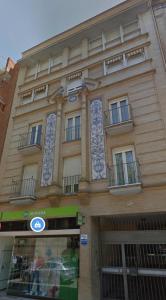 een groot gebouw met ramen aan de zijkant bij San Jacinto 69 Triana in Sevilla