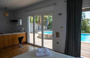 منظر المسبح في Green Villa Aegina او بالجوار