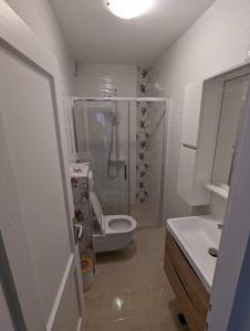 Ένα μπάνιο στο Ground floor 50m from Beach back entrance